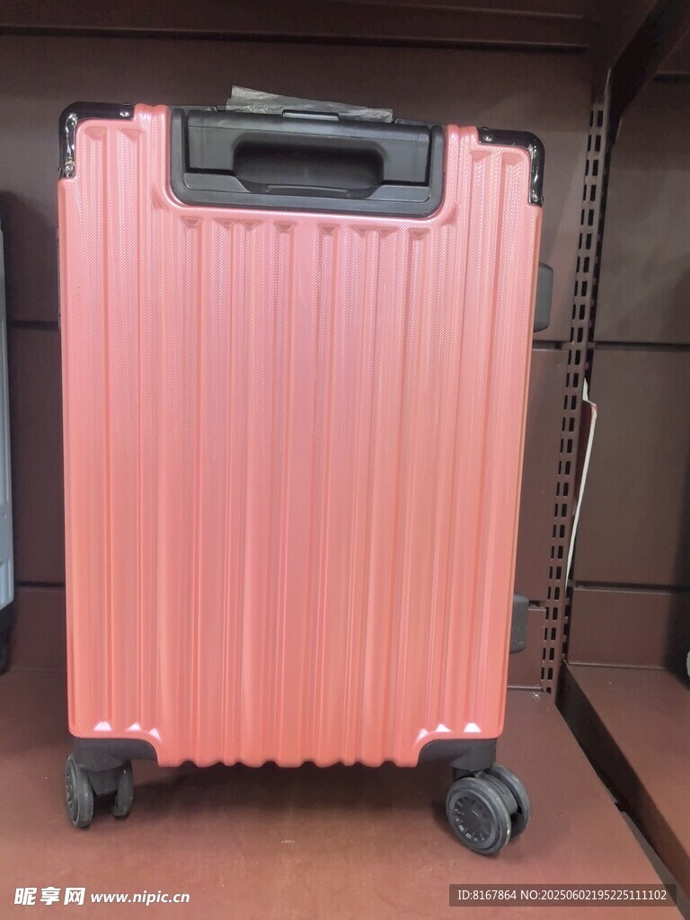 粉色拉桿行李箱特寫