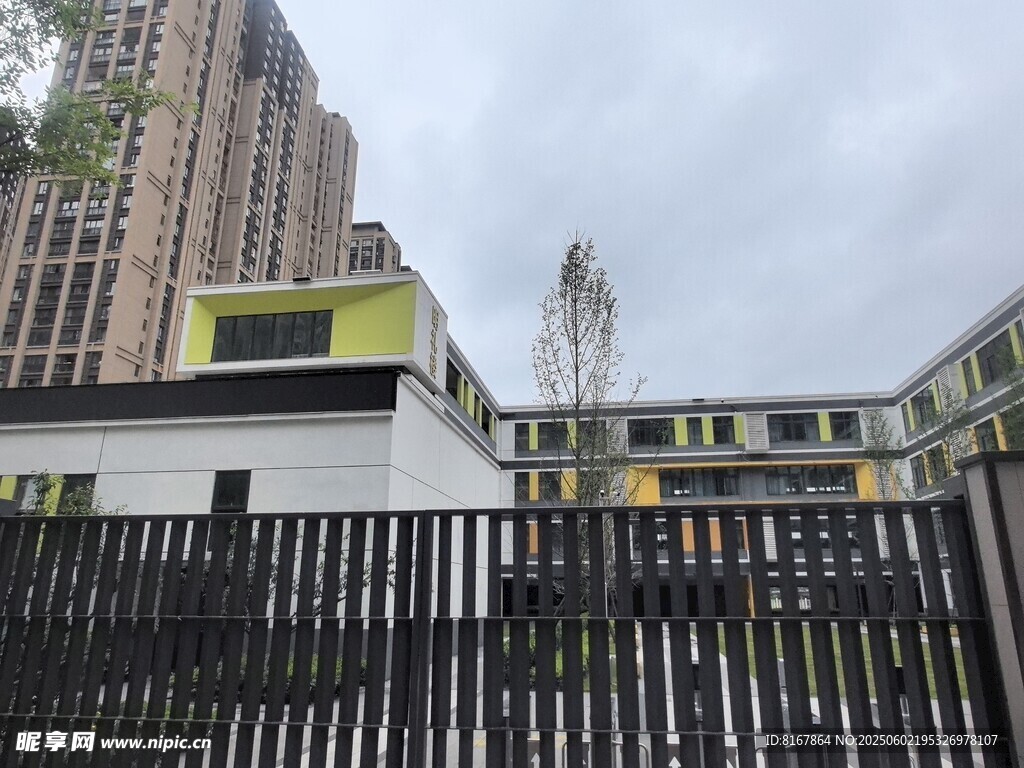 城市中圍欄后的建筑景觀