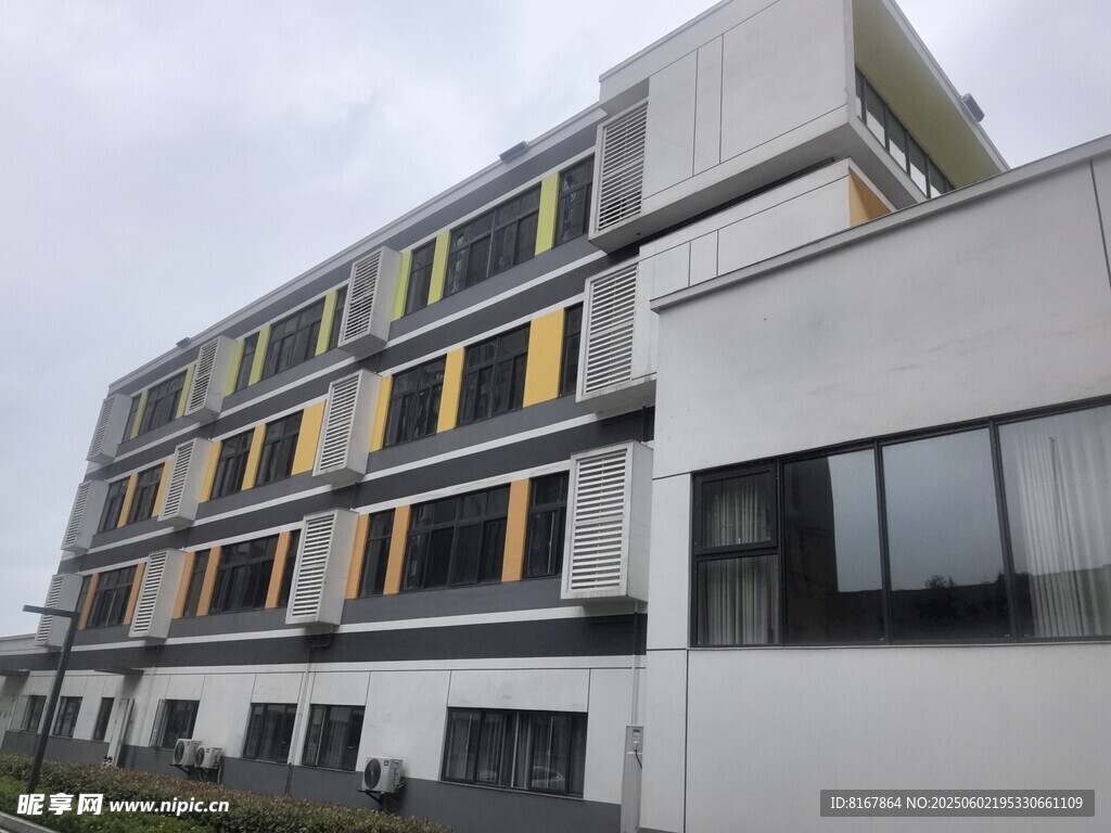 現代風格多層建筑外觀