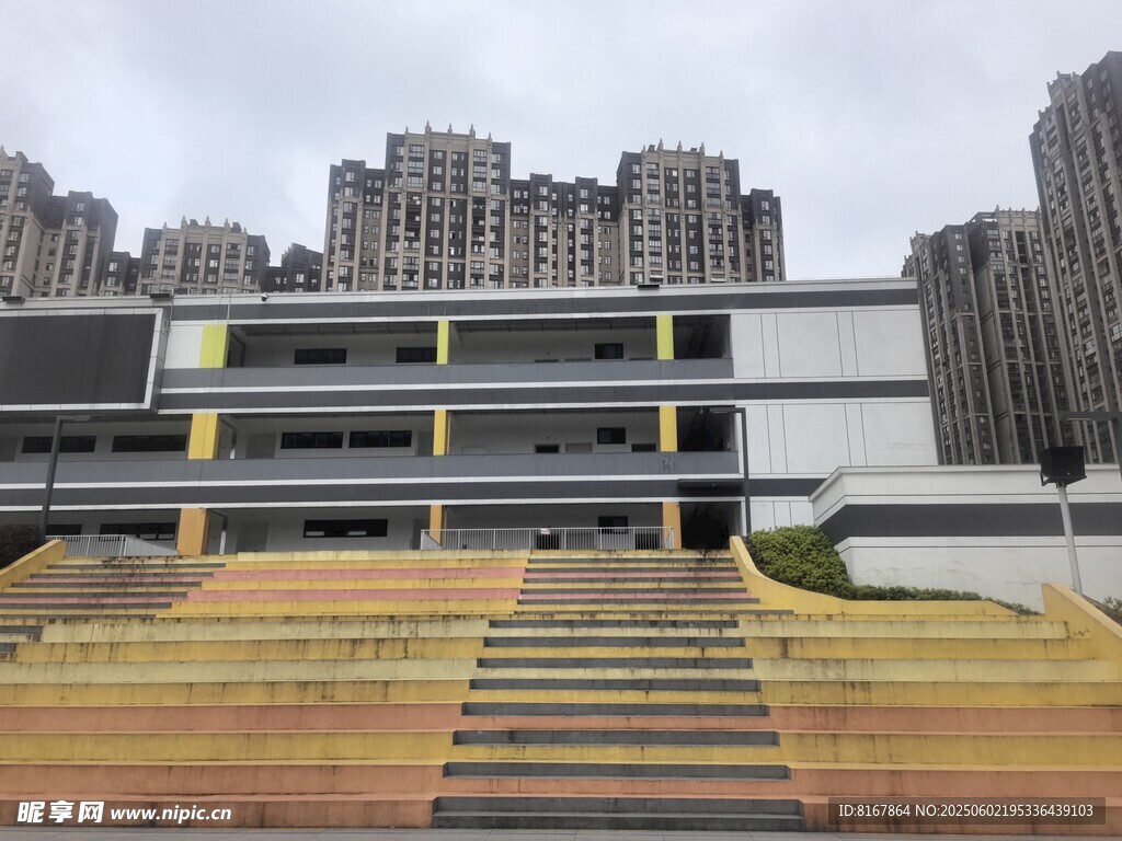 現代建筑前的多彩階梯