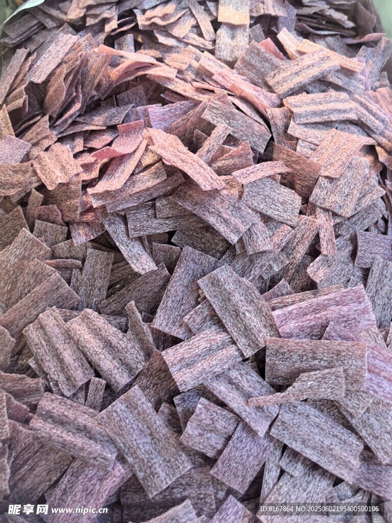 一堆紫褐色碎木塊