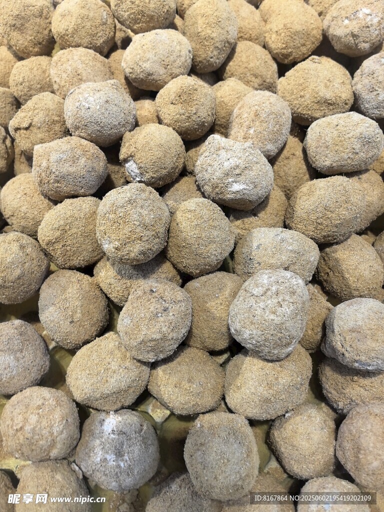 一堆圓潤的褐色石球