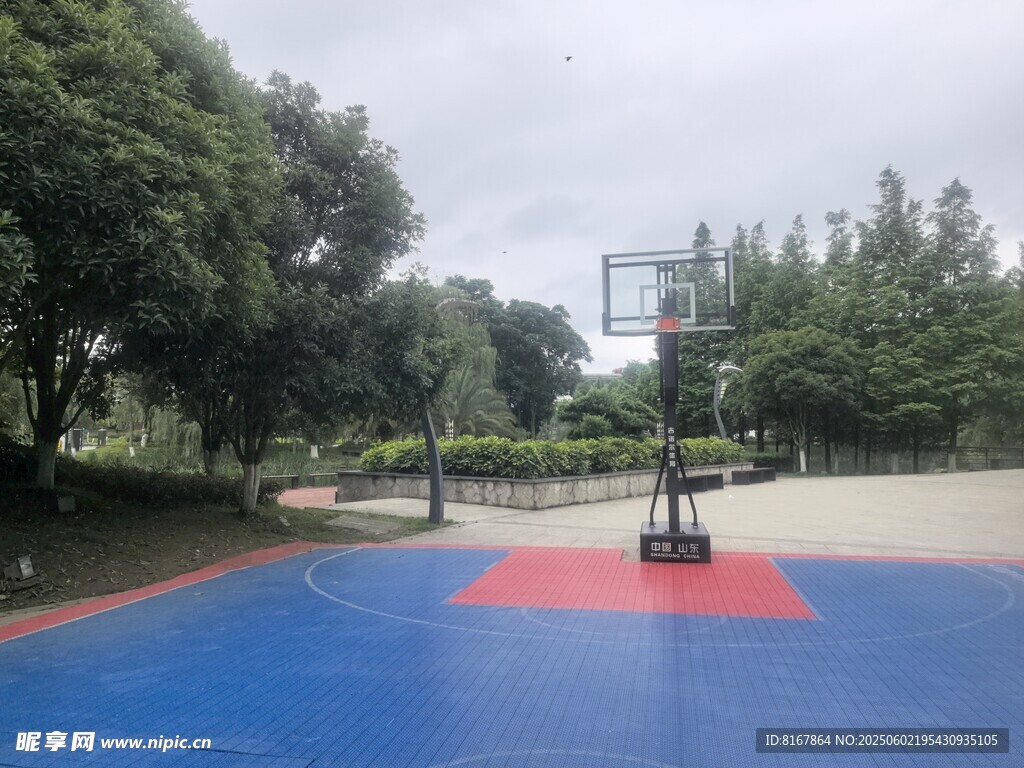 戶外藍色籃球場及周邊景觀