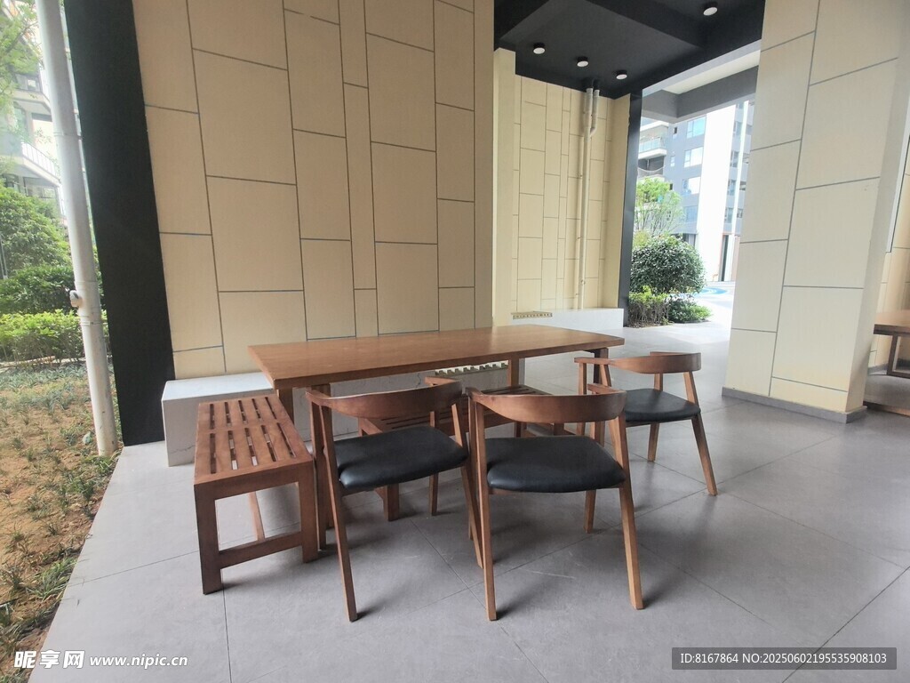 室內簡約木質桌椅組合