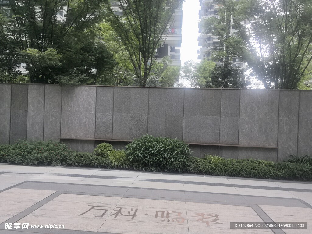紀念碑前的肅穆場景