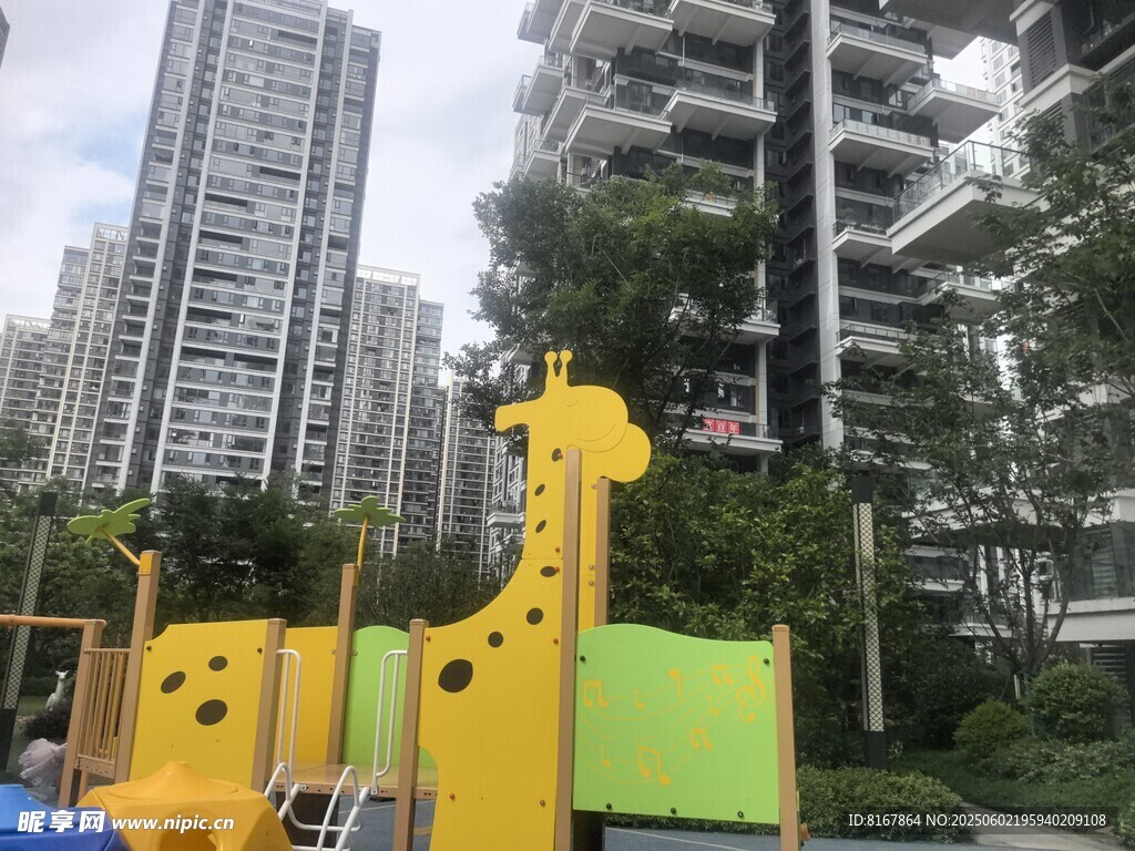 小區(qū)里的長頸鹿造型兒童設(shè)施