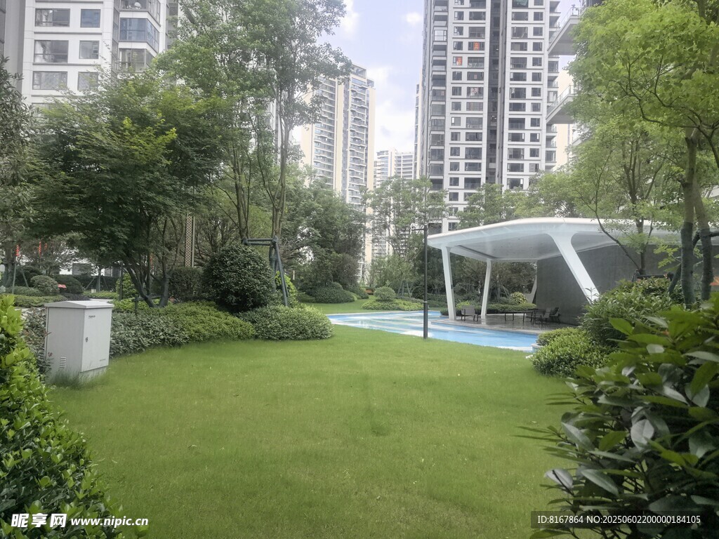 小區內的綠意景觀與建筑