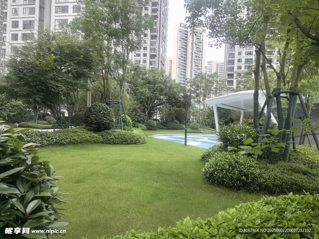 小區內的綠意盎然景觀