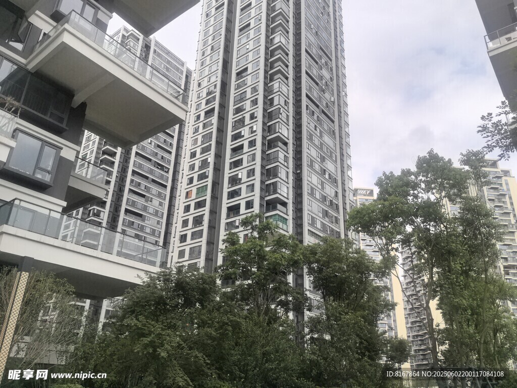 高層住宅旁的綠植景觀