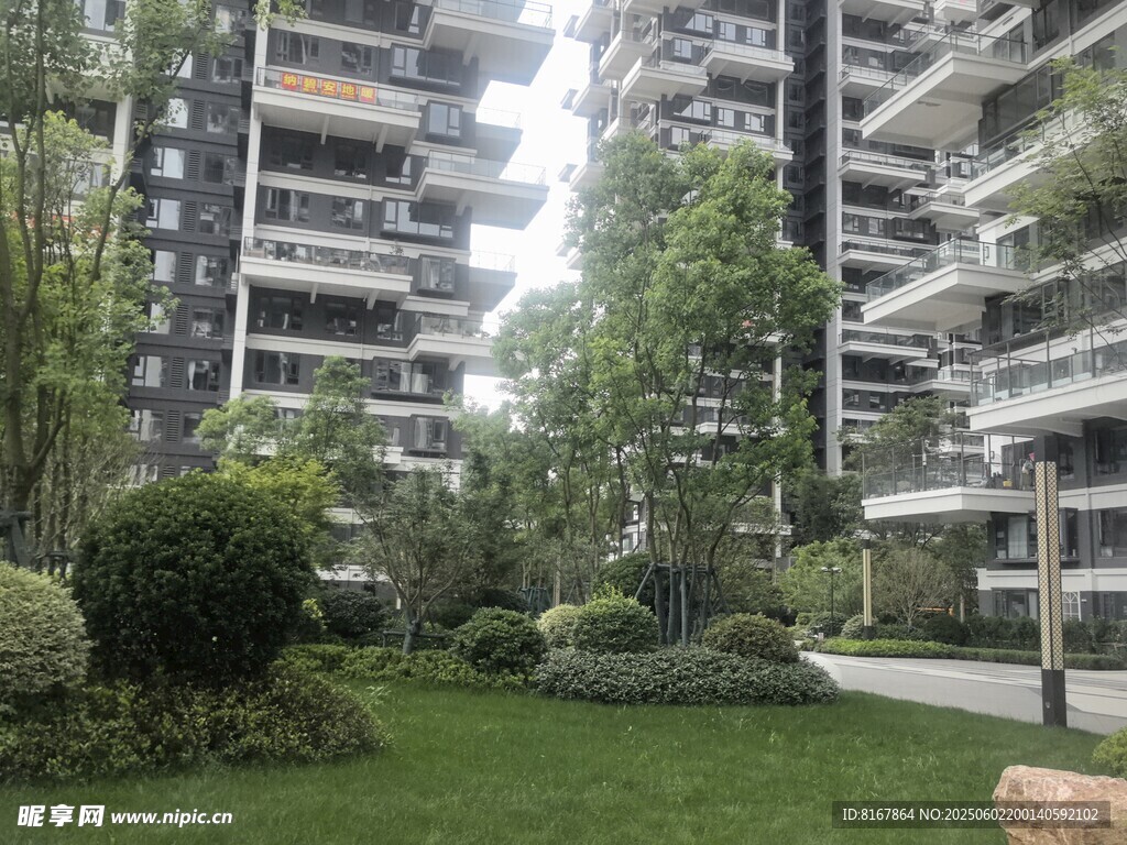 小區(qū)內(nèi)的綠植與高樓景觀