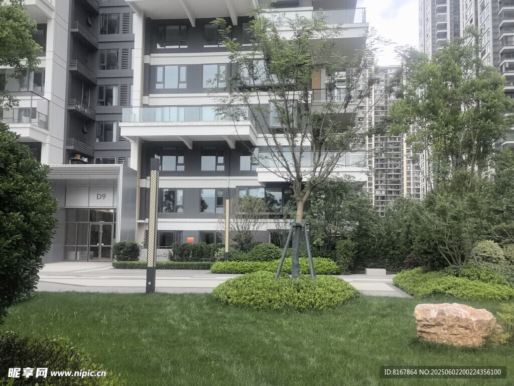 現代小區景觀綠化一角