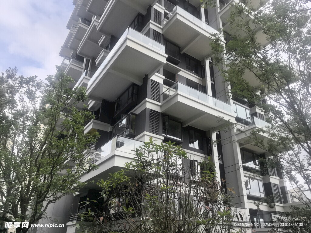 現(xiàn)代風(fēng)格多層綠植環(huán)繞建筑