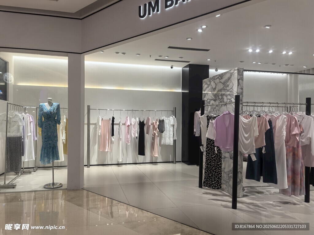 時尚女裝店內景展示