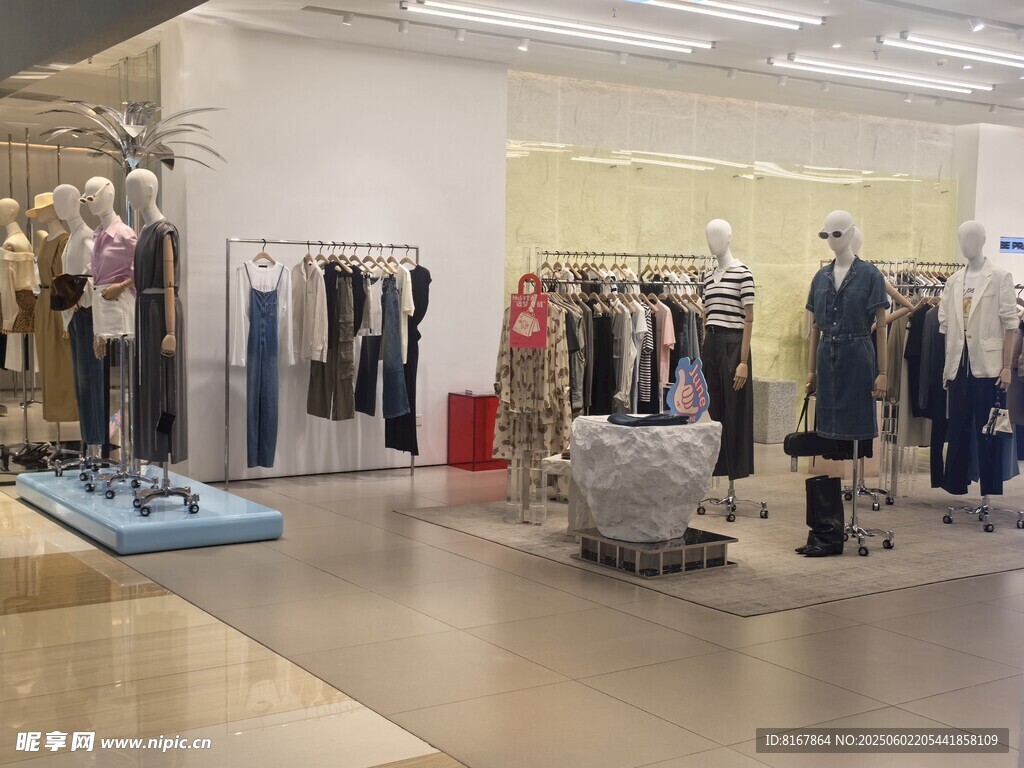 時尚服裝店內(nèi)部陳列展示