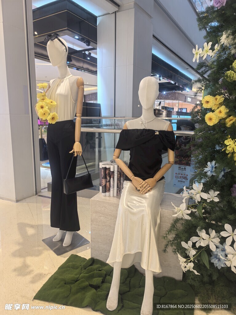 店內時尚模特與裝飾花卉