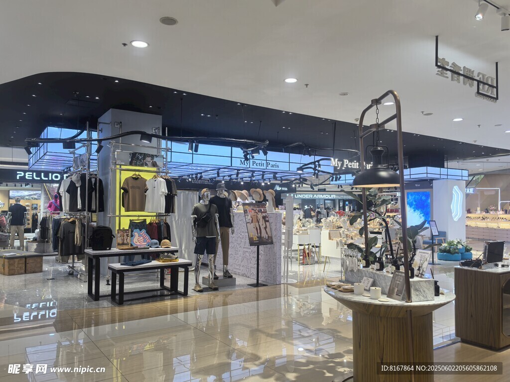 時(shí)尚服裝店內(nèi)部陳列展示