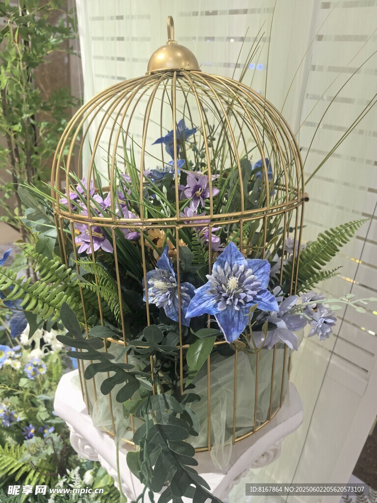 金色鳥籠中的紫色花卉