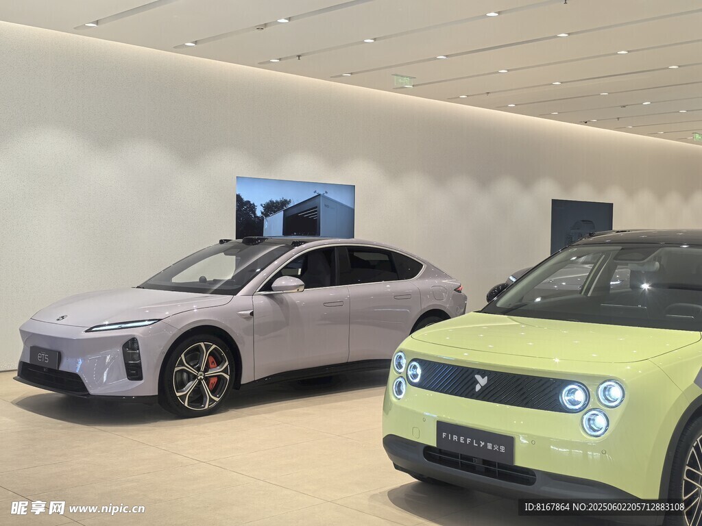 展廳中的兩款時(shí)尚新能源汽車