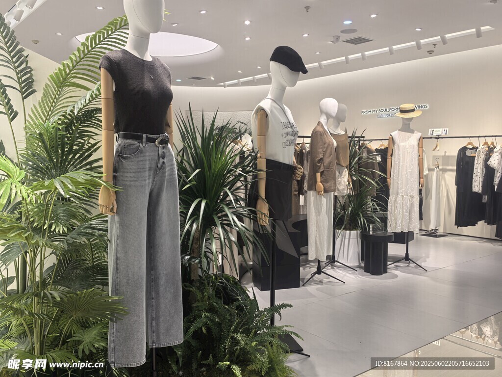 時(shí)尚服裝店的模特陳列展示