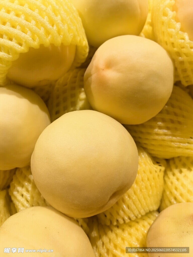 黃網套中的新鮮黃桃