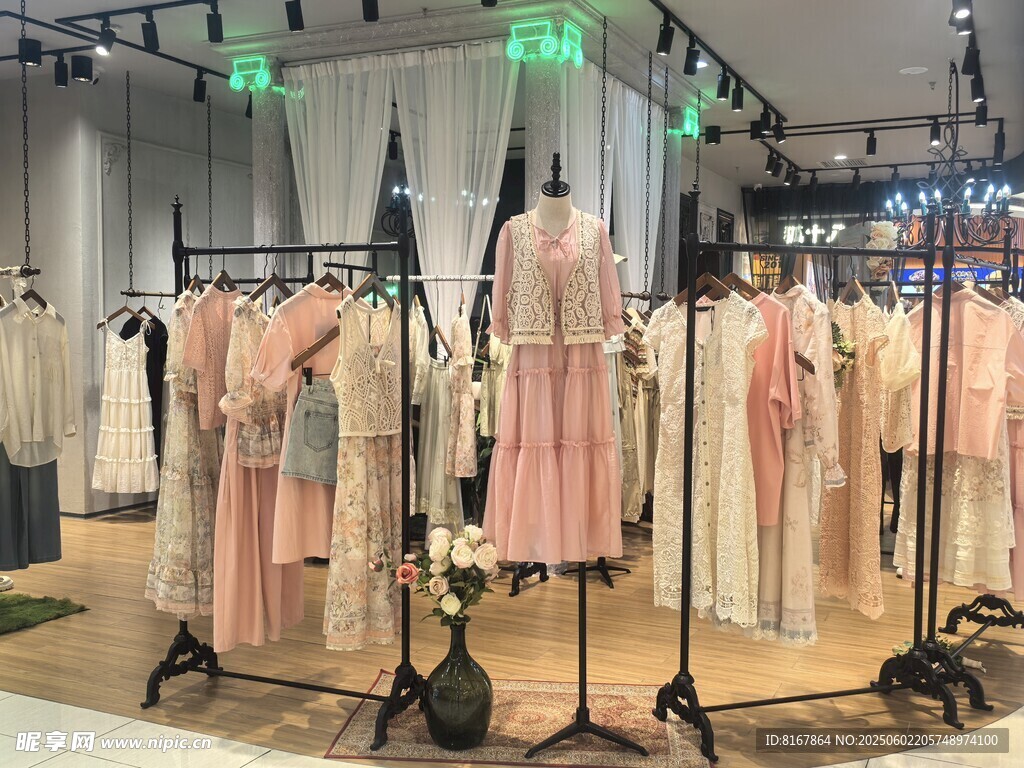 時尚女裝店內陳列展示