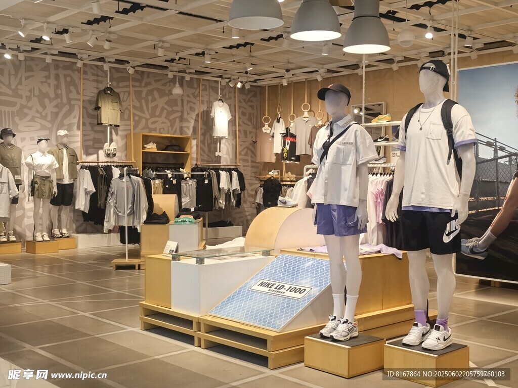 時尚服裝店的模特陳列展示