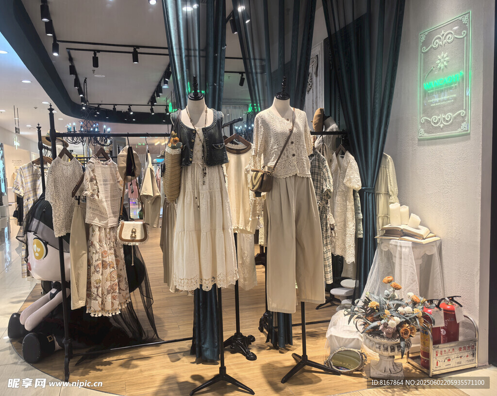 時尚女裝店內景展示