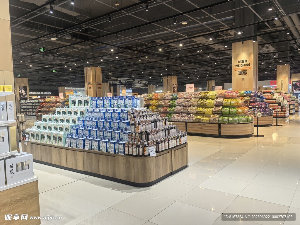 超市內(nèi)景展示豐富商品區(qū)