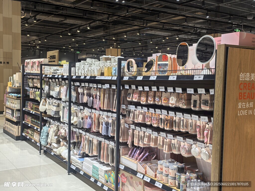超市貨架陳列豐富商品