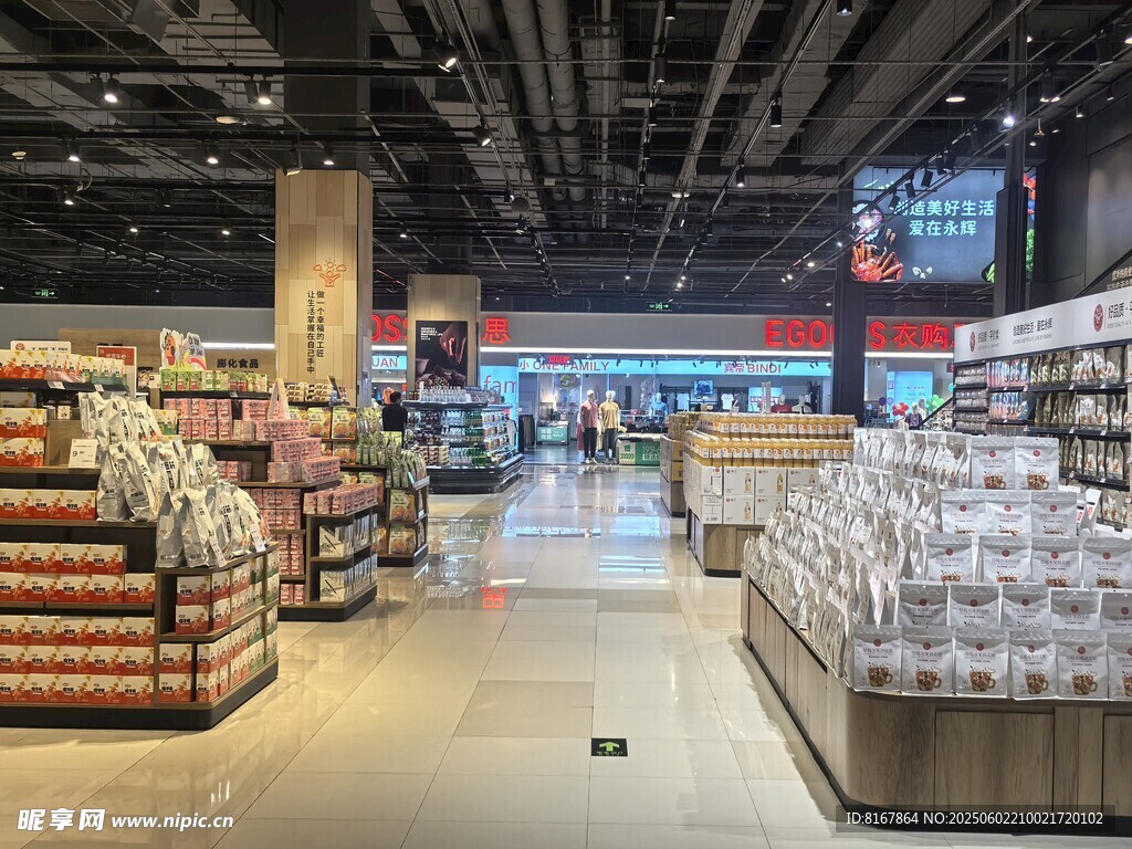 超市內(nèi)部貨品陳列場景