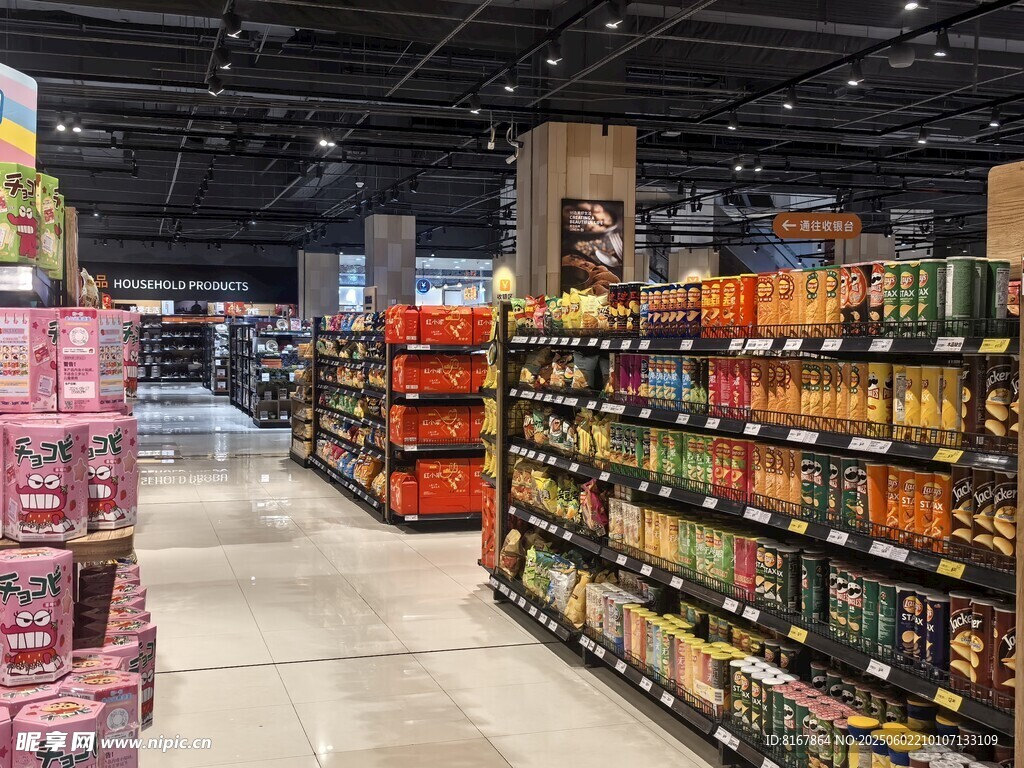 超市內(nèi)琳瑯滿目的商品貨架