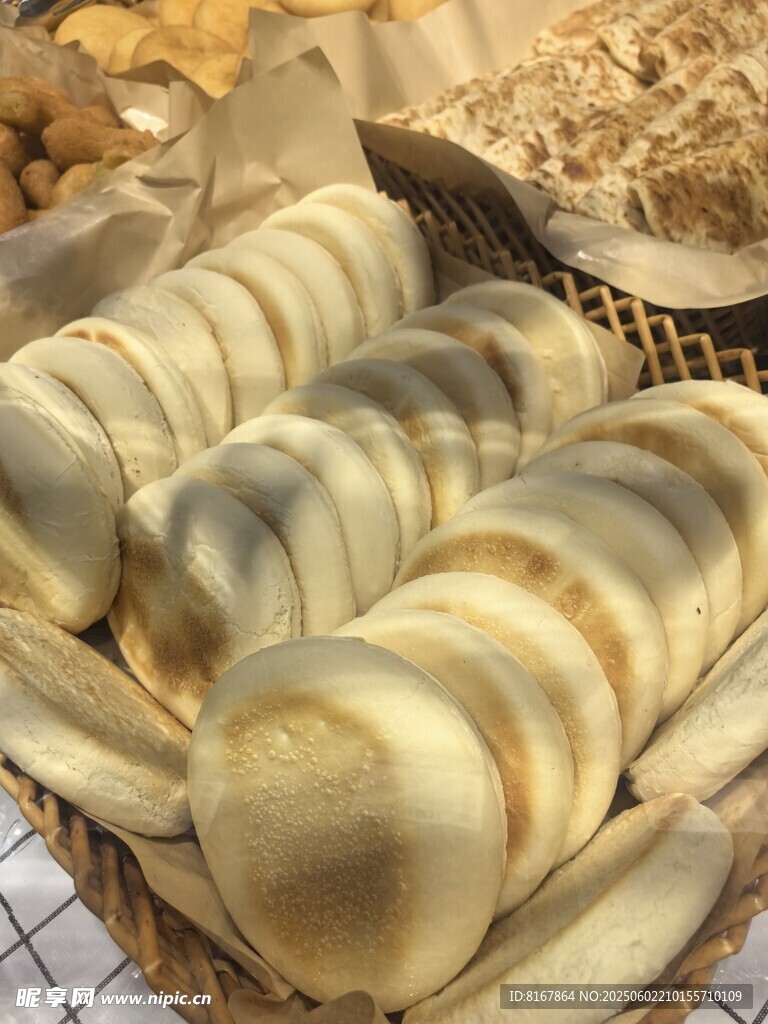 竹籃里的美味雙色饅頭