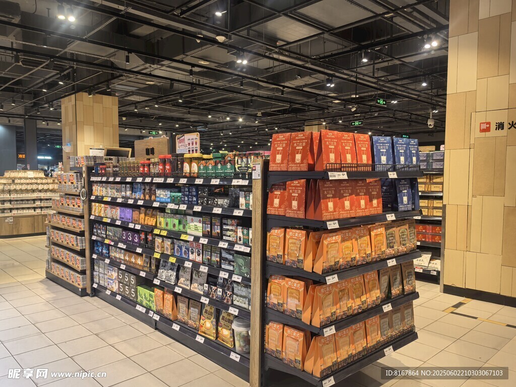 超市內整齊的貨架陳列