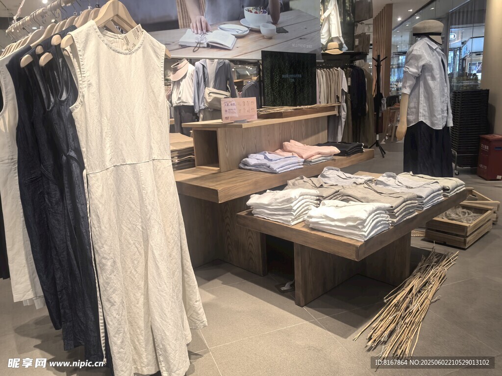 時尚服裝店內部陳列展示