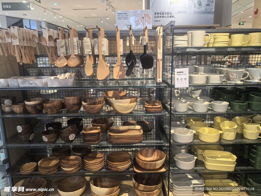 廚房用品陳列架展示多樣器具