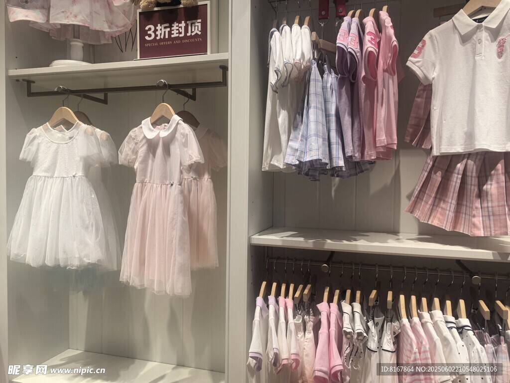 兒童服裝店精美服飾陳列