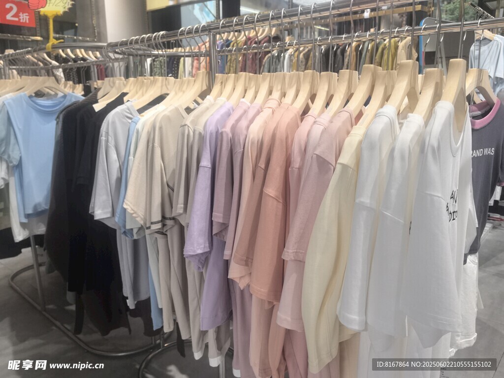 時(shí)尚衣物陳列展示