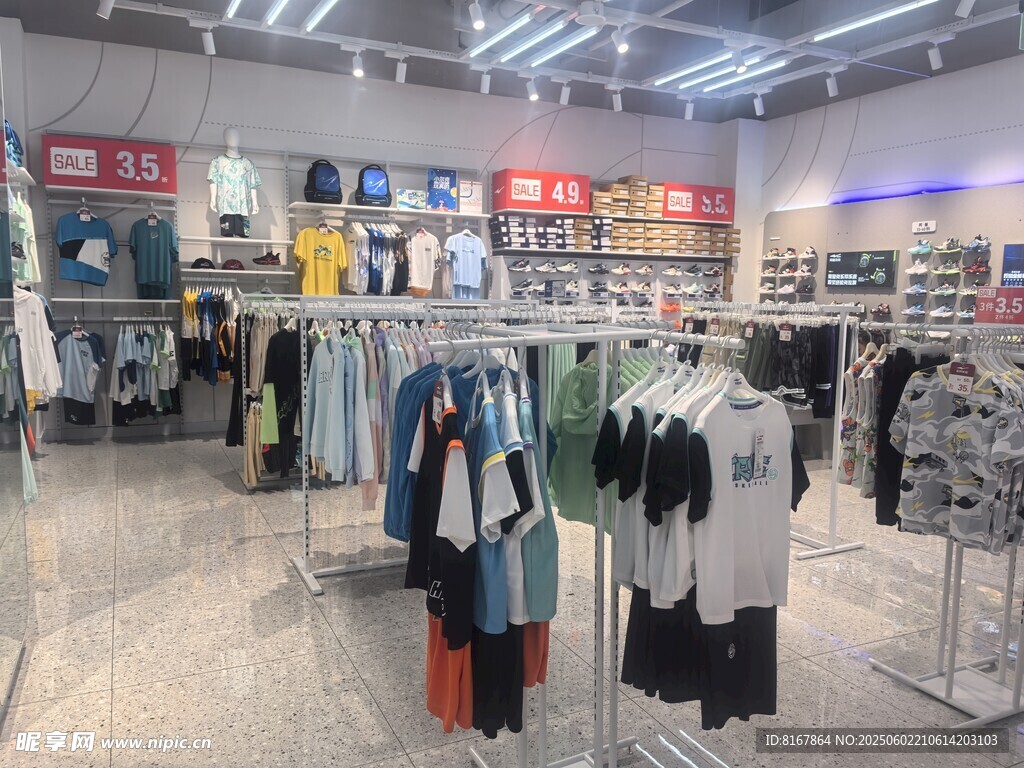 時尚服裝店內部陳列展示
