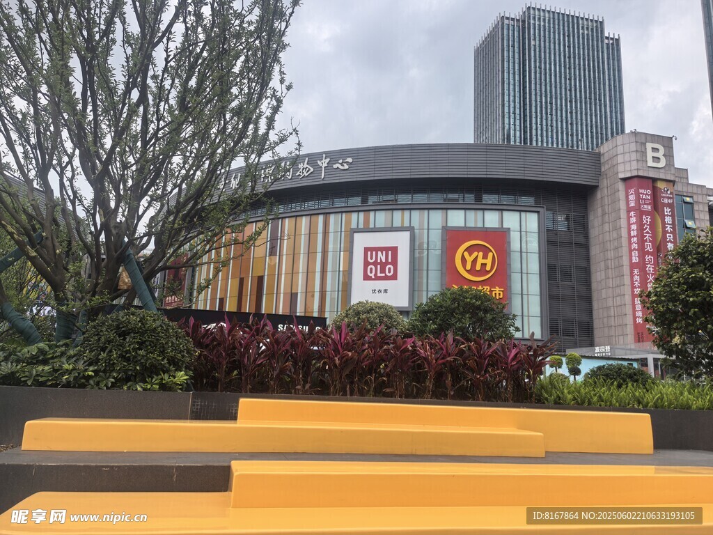 城市廣場旁的特色建筑景觀