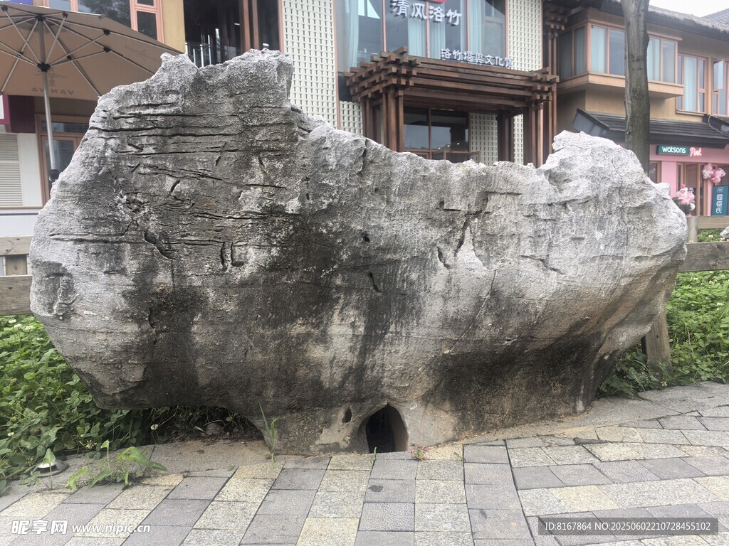 街邊巨大奇石景觀
