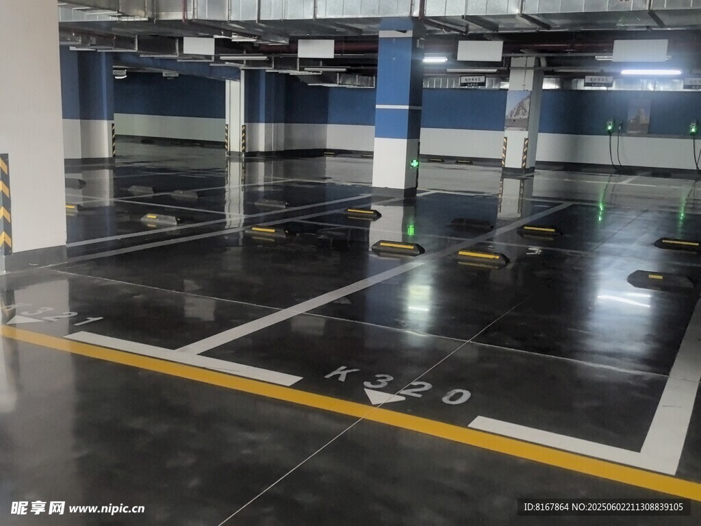現(xiàn)代地下停車場(chǎng)內(nèi)部場(chǎng)景