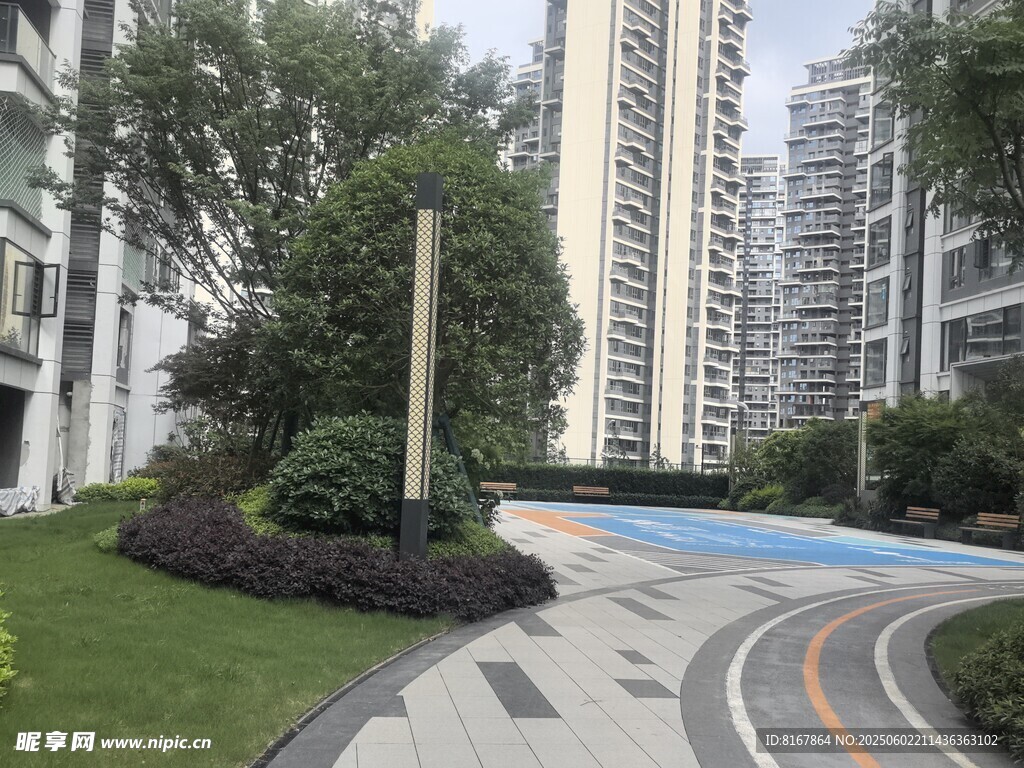 小區(qū)內(nèi)精致的景觀步道