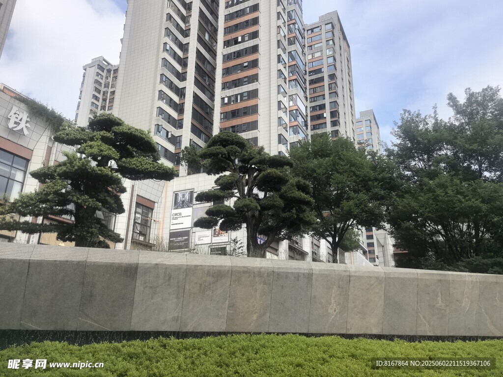 高層住宅旁的綠植景觀
