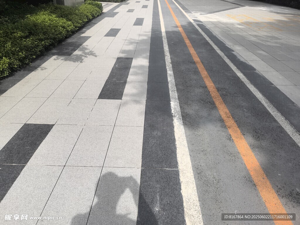 城市道路旁的整潔人行道
