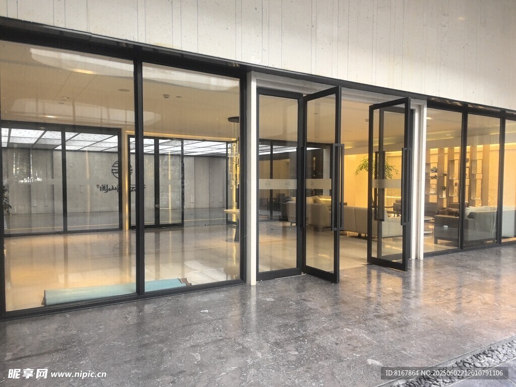 現代玻璃門通透室內空間