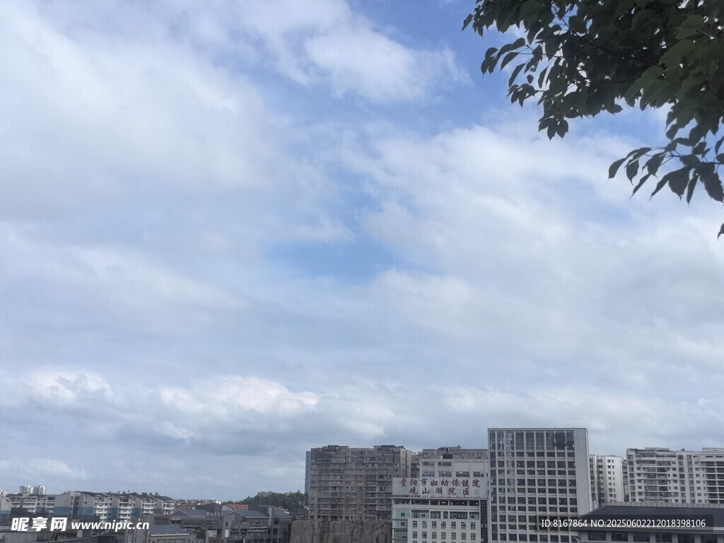 城市天際線與藍(lán)天白云