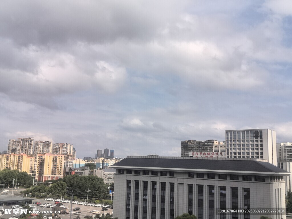 城市高樓與多云天空景觀