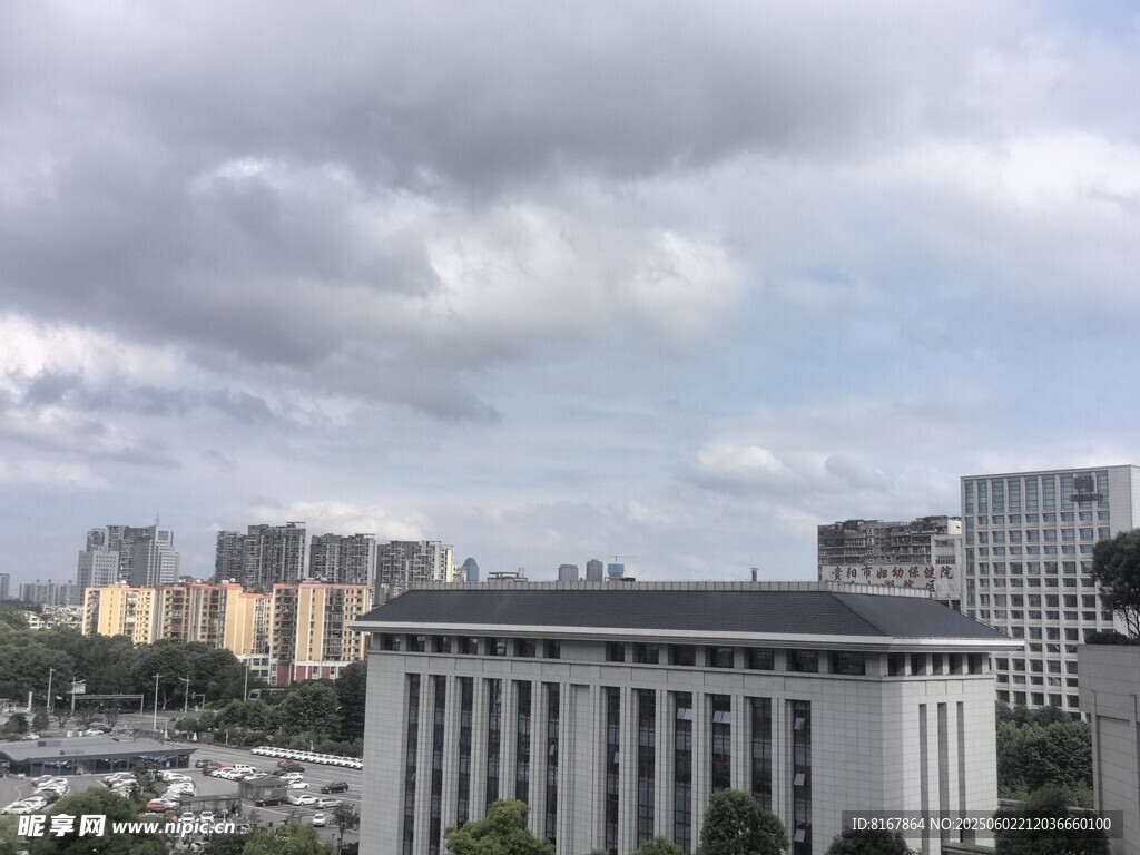 城市建筑群與多云天空