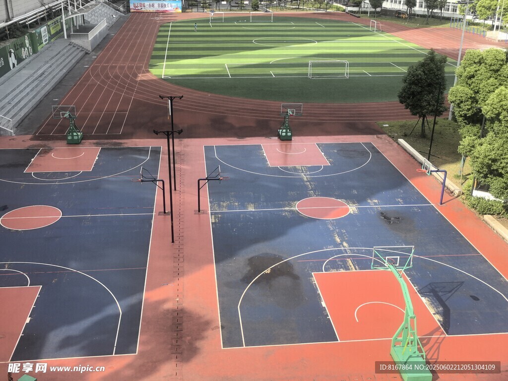 俯瞰多彩校園籃球場