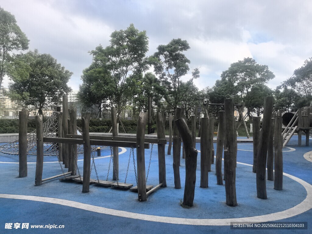 藍(lán)色場地中的樹木景觀